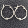 Argolla Pequeña 02.399.0018.18 Plata Rodinada, Diseño de Torcido y Bola, Pulido, Tono Plateado