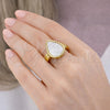 Anillo Multi Piedra 01.381.0012 Oro Laminado, Diseño de Gota, con Madre Perla Marfil, Pulido, Tono Dorado (Talla Unica)