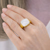 Anillo Multi Piedra 01.381.0014 Oro Laminado, con Madre Perla Marfil, Pulido, Tono Dorado (Talla Unica)