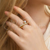 Anillo Multi Piedra 01.438.0005.1 Oro Laminado, Diseño de Bola, con Micro Pave Blanca y Perla Marfil, Pulido, Tono Dorado (Talla Unica)
