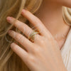 Anillo Multi Piedra 01.438.0008.1 Oro Laminado, Diseño de Torcido, con Micro Pave Blanca, Pulido, Tono Dorado (Talla Unica)