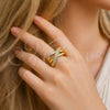 Anillo Multi Piedra 01.438.0012.1 Oro Laminado, Diseño de Torcido, con Micro Pave Blanca, Pulido, Tono Dorado (Talla Unica)
