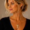 Dije Elegante 05.342.0266 Oro Laminado, Diseño de Pajaro y Gota, con Zirconia Cubica Blanca y Micro Pave Blanca, Pulido, Tono Dorado