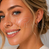 Argolla Huggie 02.413.0006.1.18 Oro Laminado, con Zirconia Cubica Granate, Pulido, Tono Dorado