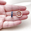 Argolla Huggie 02.413.0006.3.18 Oro Laminado, con Zirconia Cubica Zafiro Azul, Pulido, Tono Dorado