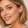 Argolla Huggie 02.413.0007.1.18 Oro Laminado, con Zirconia Cubica Granate, Pulido, Tono Dorado