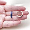 Argolla Huggie 02.413.0007.3.18 Oro Laminado, con Zirconia Cubica Zafiro Azul, Pulido, Tono Dorado