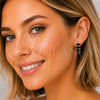 Argolla Huggie 02.210.0025.13.18 Oro Laminado, con Zirconia Cubica Negro, Pulido, Tono Dorado