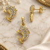 Juego de Arete y Dije de Adulto 10.164.0005 Oro Laminado, Diseño de Delfín, con Cristal Blanca, Pulido, Tono Dorado