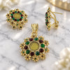 Juego de Arete y Dije de Adulto 10.91.0107 Oro Laminado, Diseño de Flor, con Cristal Esmeralda y Granate, Pulido, Dos Tonos