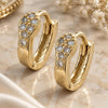Argolla Huggie 02.155.0043 Oro Laminado, con Micro Pave Blanca, Pulido, Tono Dorado