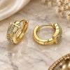 Argolla Huggie 02.122.0055 Oro Laminado, con Micro Pave Blanca, Pulido, Tono Dorado