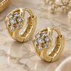 Argolla Huggie 02.97.0093 Oro Laminado, Diseño de Flor, con Zirconia Cubica Blanca, Pulido, Tono Dorado