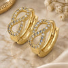 Argolla Huggie 02.122.0040 Oro Laminado, Diseño de Nudo, con Micro Pave Blanca, Pulido, Tono Dorado