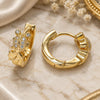 Argolla Huggie 02.156.0133 Oro Laminado, con Micro Pave Blanca, Pulido, Tono Dorado