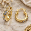 Argolla Huggie 02.168.0032 Oro Laminado, con Zirconia Cubica Blanca, Pulido, Tono Dorado