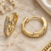 Argolla Huggie 02.122.0069 Oro Laminado, con Micro Pave Blanca, Pulido, Tono Dorado