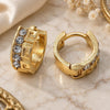 Argolla Huggie 02.164.0029 Oro Laminado, Diseño de Llave Griega, con Cristal Blanca, Diamantado, Tono Dorado