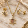 Juego de Arete y Dije de Adulto 10.156.0019.1 Oro Laminado, Diseño de Tortuga, con Micro Pave Granate, Pulido, Tono Dorado