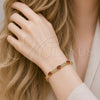 Pulsera Tennis 03.206.0001.07 Oro Laminado, Diseño de Besos y Abrazos, con Zirconia Cubica Granate y Blanca, Pulido, Tono Dorado (Grosor 07 MM, 7 Pulgadas de Largo)