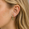 Argolla Huggie 02.210.0095.2.25 Oro Laminado, con Zirconia Cubica Verde y Blanca, Pulido, Tono Dorado