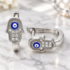 Argolla Huggie 02.336.0155.12 Plata Rodinada, Diseño de Judaica y Mano de Dios, con Zirconia Cubica Blanca, Esmaltado Azul, Rodinado