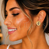 Arete Dormilona 02.156.0445.2 Oro Laminado, Diseño de Mano de Dios y Judaica, con Micro Pave Multicolor, Pulido, Tono Dorado