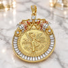 Dije Religioso 05.351.0151 Oro Laminado, Diseño de Moneda Centenario y Escorpión, con Cristal Blanca y Granate, Pulido, Tres Tonos