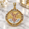 Dije Religioso 05.351.0156 Oro Laminado, Diseño de Moneda Centenario y Angel, con Cristal Blanca, Pulido, Tres Tonos