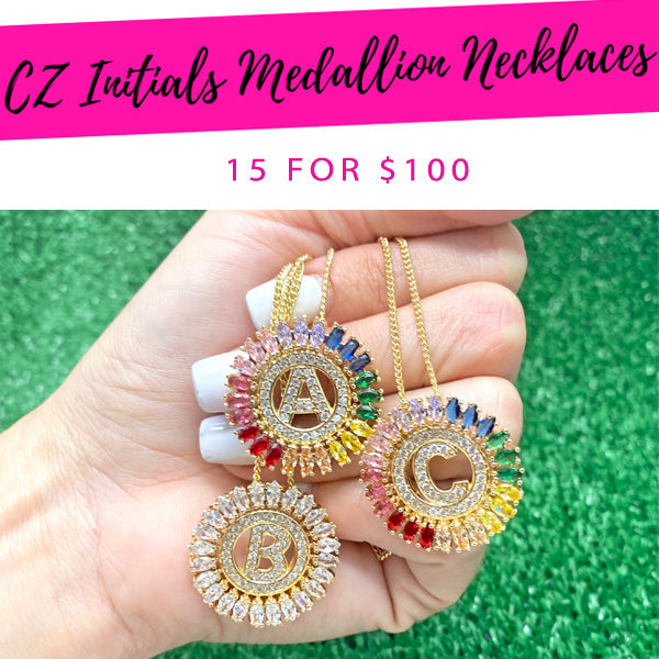 Kit Surtido de 15 Collares Medallón de Iniciales con Zirconia de Oro Laminado al por mayor — SKU 139370