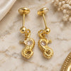 Arete Dormilona 02.58.0018 Oro Laminado, Diseño de Caballo de Mar, con Cristal Blanca, Pulido Turquesa, Tono Dorado