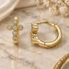 Argolla Huggie 02.213.0285.10 Oro Laminado, Diseño de Cruz, con Micro Pave Blanca, Pulido, Tono Dorado
