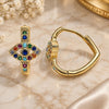 Argolla Huggie 02.210.0583.1.20 Oro Laminado, Diseño de Ojo Griego, con Zirconia Cubica Zafiro Azul y Micro Pave Multicolor, Pulido, Tono Dorado