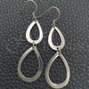 Arete Largo 02.392.0001 Plata Rodinada, Diseño de Gota, Pulido, Tono Plateado