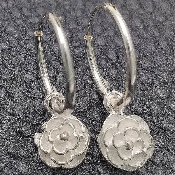 Argolla Pequeña 02.397.0018.15 Plata Rodinada, Diseño de Flor, Pulido, Tono Plateado