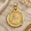 Dije Religioso 05.58.0007.20 Oro Laminado, Diseño de Moneda, Pulido, Tono Dorado