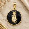 Dije Elegante 05.32.0092 Oro Laminado, Diseño de Judaica y Mano de Dios, Esmaltado Negro, Tono Dorado