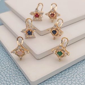 Kit Surtido de 24 Pares de Aretes de Botón con Cierre Omega y Zirconia de Oro Laminado al por mayor — SKU 148661