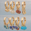Kit Surtido de 25 Pares de Argollas Huggies con Triple Dije de Oro Laminado al por mayor — SKU 148681
