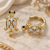 Argolla Huggie 02.210.0712.12 Oro Laminado, Diseño de Tortuga, con Zirconia Cubica Blanca y Negro, Pulido, Tono Dorado