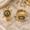 Argolla Huggie 02.210.0459.3.12 Oro Laminado, Diseño de Tortuga, con Zirconia Cubica Negro y Micro Pave Negro, Pulido, Tono Dorado