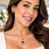 Juego de Arete y Dije de Adulto 10.344.0009.3 Oro Laminado, con Zirconia Cubica Granate y Blanca, Pulido, Tono Dorado