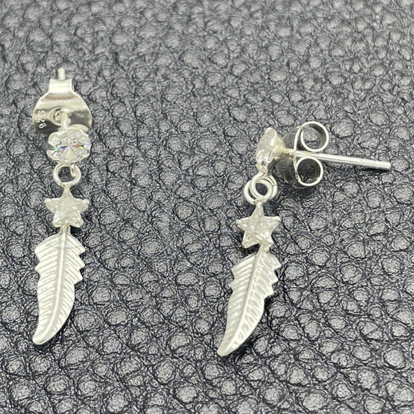 Arete Largo 02.401.0056 Plata Rodinada, Diseño de Oja, con Zirconia Cubica Blanca, Pulido, Tono Plateado