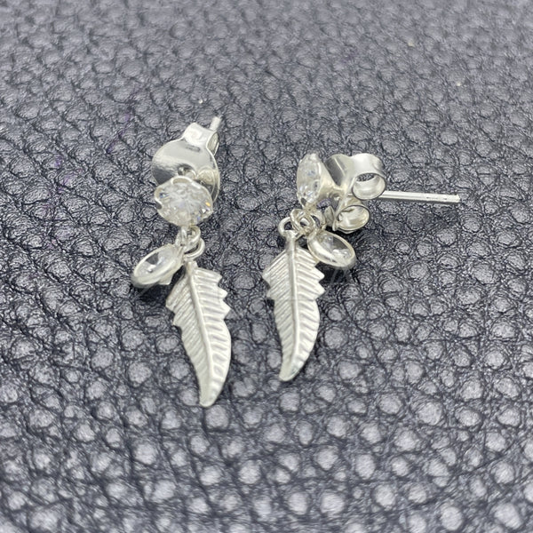 Arete Largo 02.401.0060 Plata Rodinada, Diseño de Oja, con Zirconia Cubica Blanca, Pulido, Tono Plateado