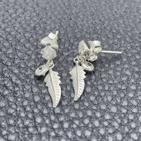 Arete Largo 02.401.0060 Plata Rodinada, Diseño de Oja, con Zirconia Cubica Blanca, Pulido, Tono Plateado