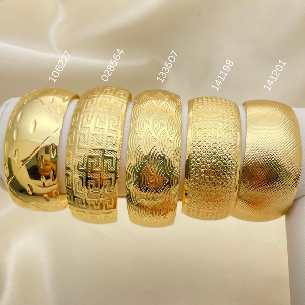 Kit Surtido de 12 Brazaletes Anchos Tipo Cuff de Oro Laminado al por mayor — SKU 152646