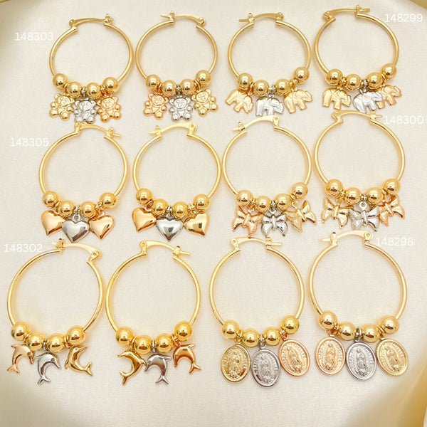 Kit Surtido de 25 Argollas Tricolor con Triple Dije de Oro Laminado al por mayor — SKU 152715