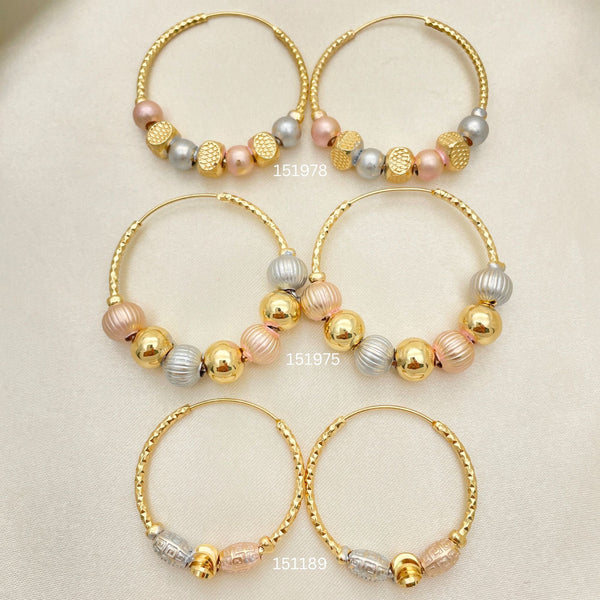 Kit Surtido de 25 Argollas Tricolor con Triple Dije de Oro Laminado al por mayor — SKU 152720