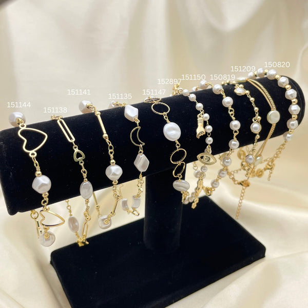 Kit Surtido de 10 Pulseras Fantasía con Perlas de Oro Laminado con Exhibidor al por mayor — SKU 153150