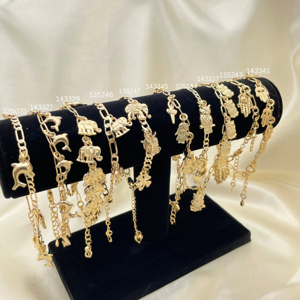 Kit Surtido de 10 Pulseras con Dijes y Zirconia de Oro Laminado con Exhibidor al por mayor — SKU 153152
